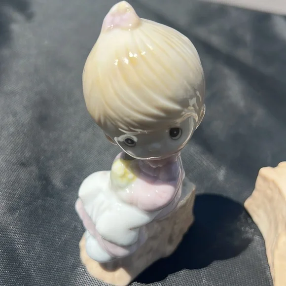 Precious moments salt and pepper shaker - Picture 3 of 5